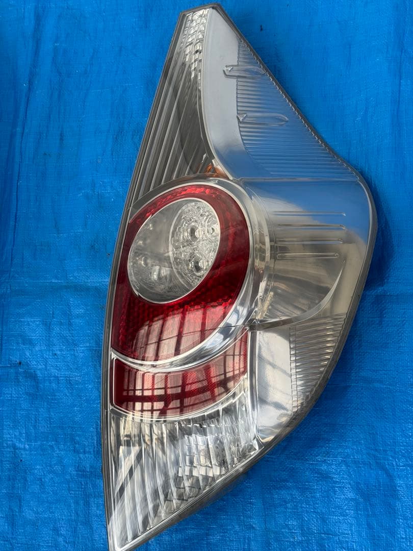 TOYOTAアクアNHP10前期テールランプ