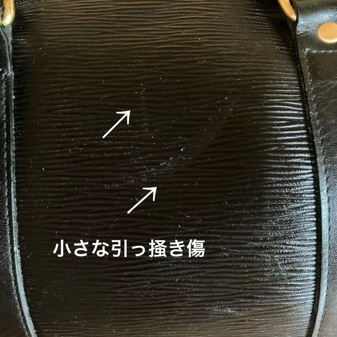 黒いレザーボストンバッグ