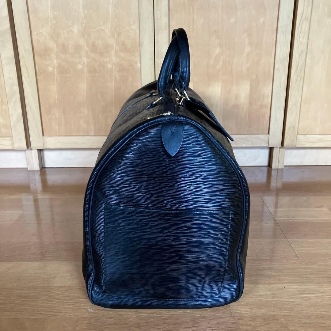 黒いレザーボストンバッグ