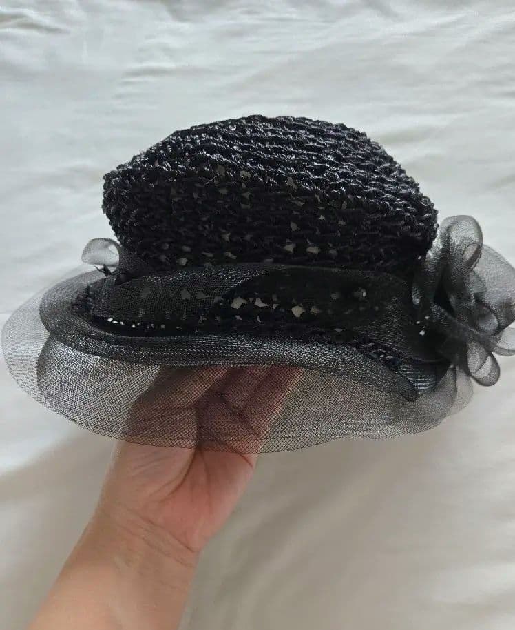 マキシン　黒いフラワー装飾付きハット