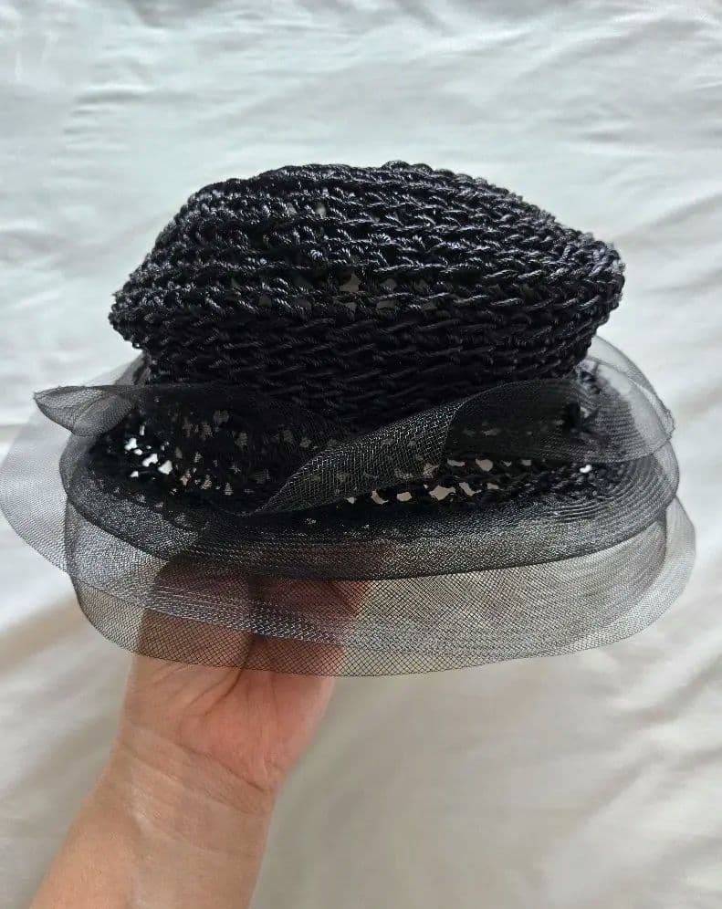 マキシン　黒いフラワー装飾付きハット