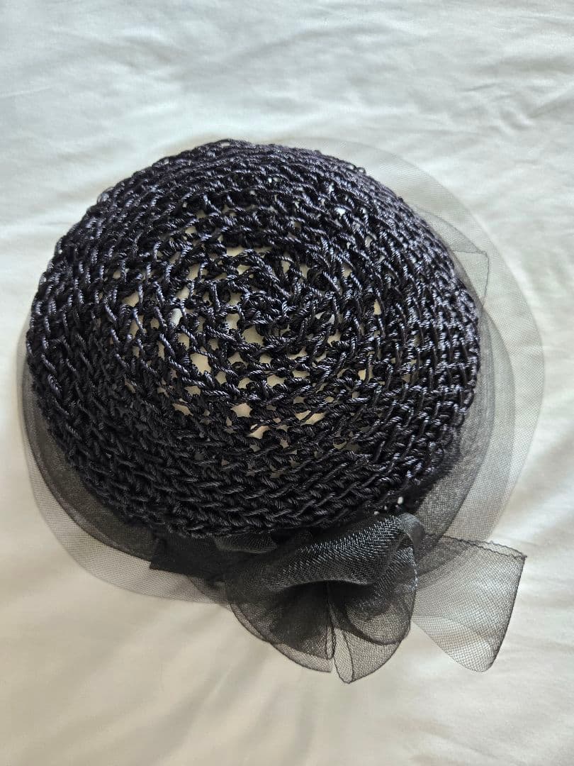 マキシン　黒いフラワー装飾付きハット