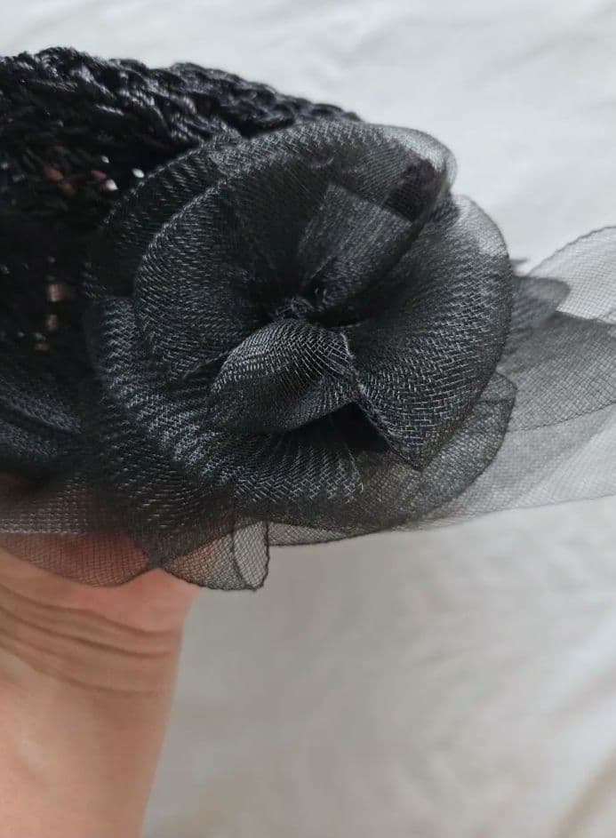 マキシン　黒いフラワー装飾付きハット