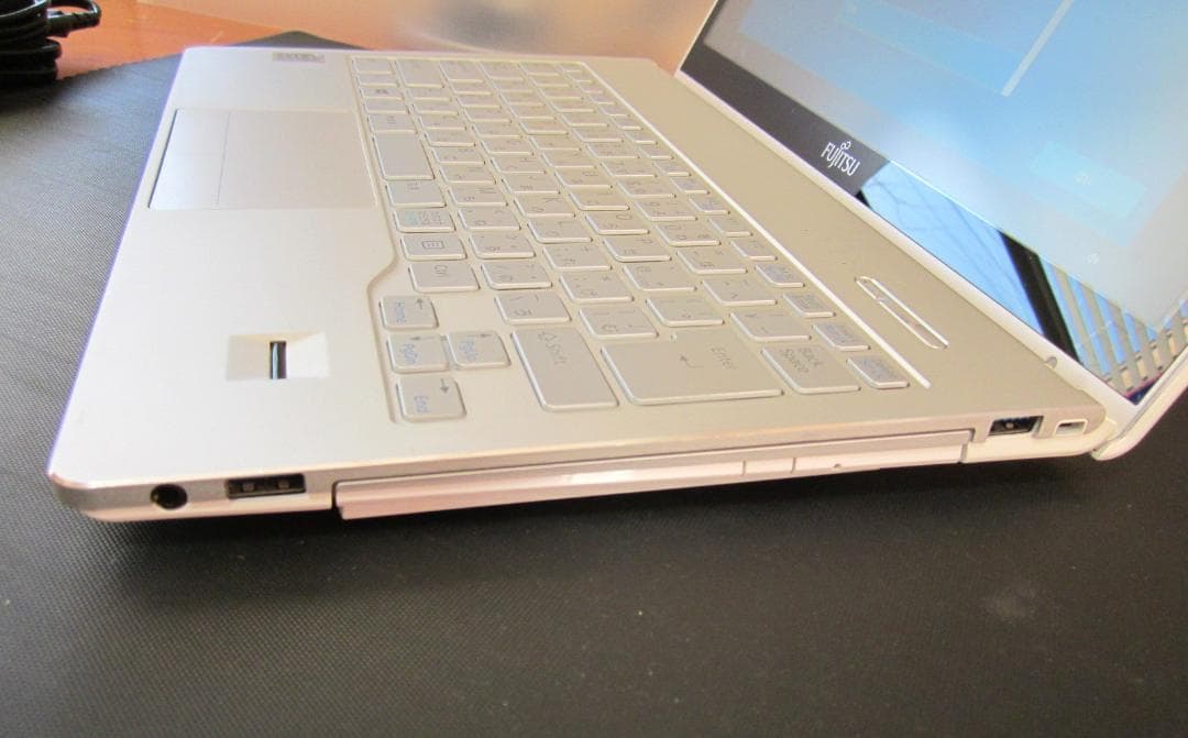 富士通ノートPC LifeBoook SH90/P ホワイト