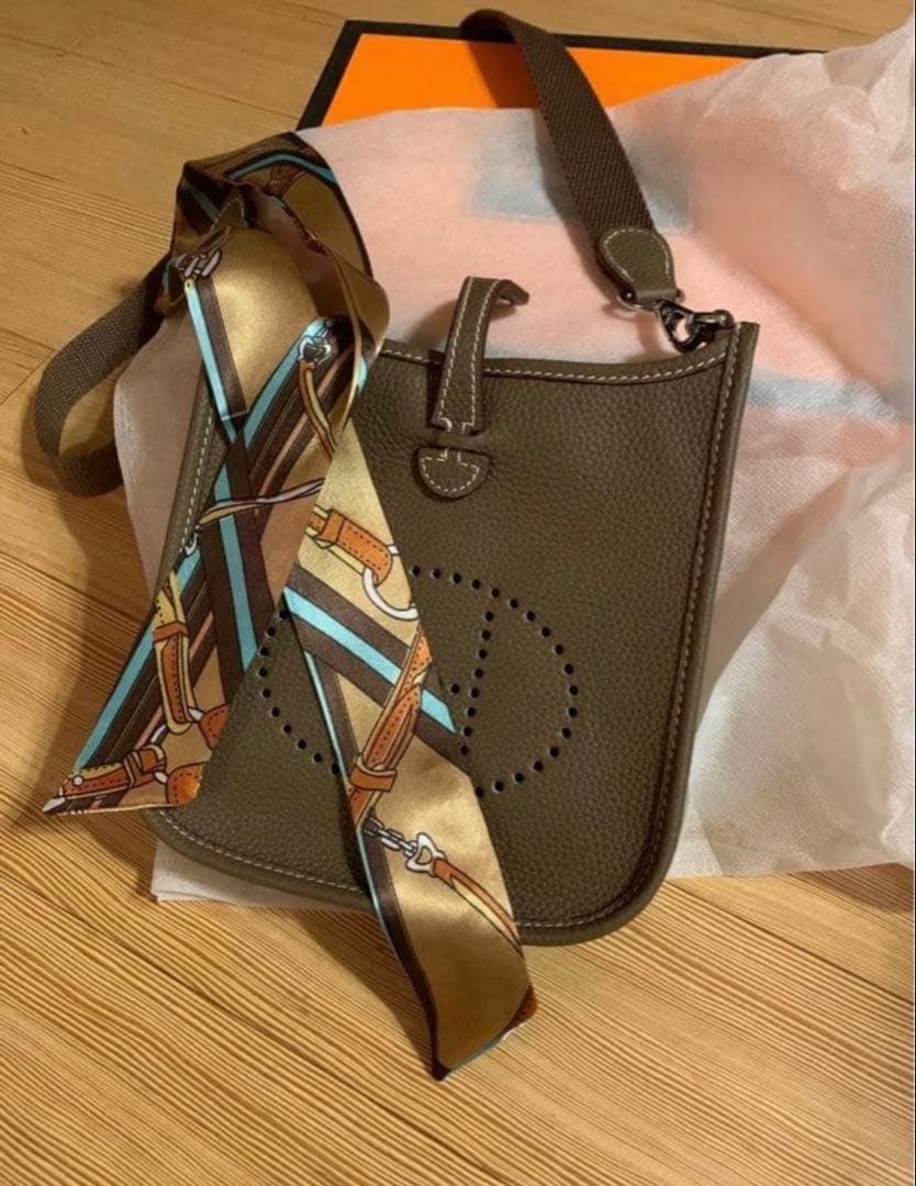 Hパンチング ショルダーバッグ Hロゴ ストラップ 高級革