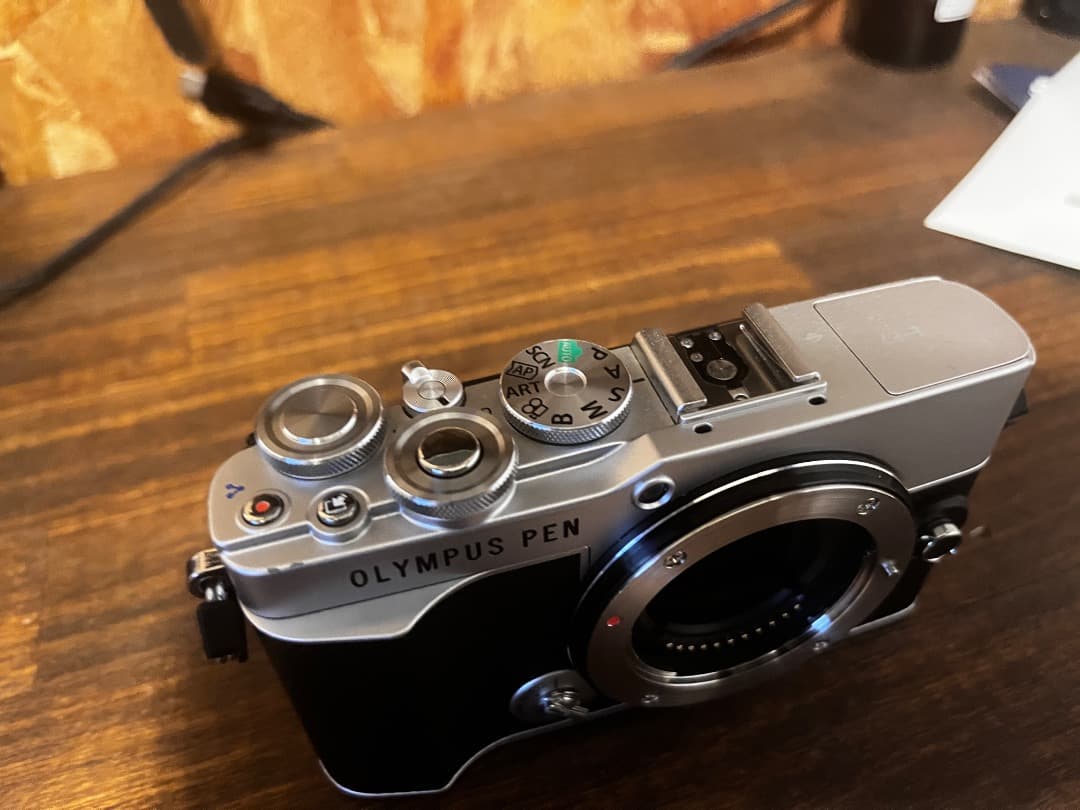 OLYMPUS デジタルミラーレス一眼　PEN E-P7 シルバー