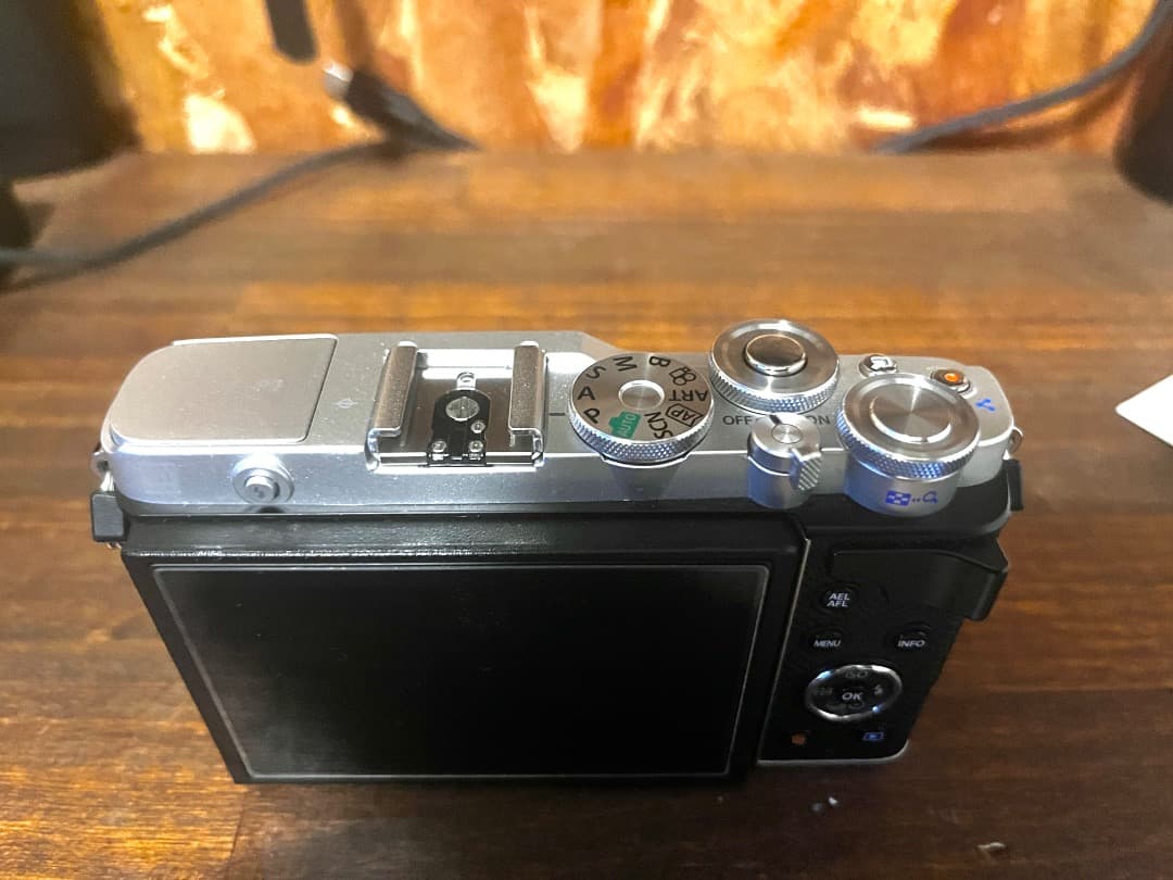 OLYMPUS デジタルミラーレス一眼　PEN E-P7 シルバー