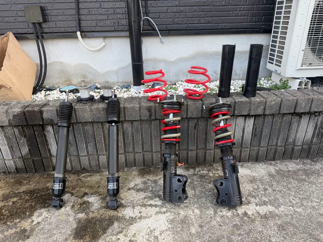 30プリウス 車高調　ブラックアイ