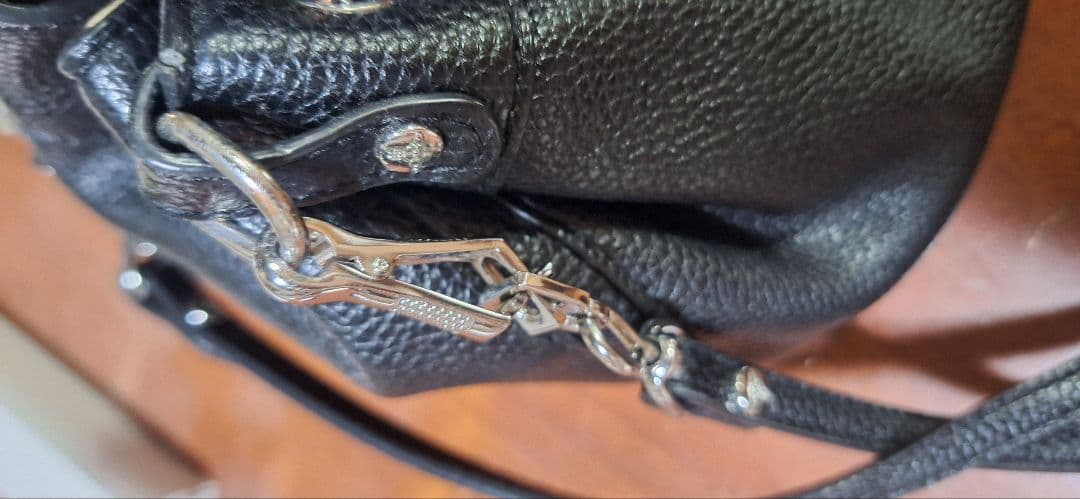 ヴィヴィアンウエストウッド 黒のヴィーガンレザーバケットバッグ