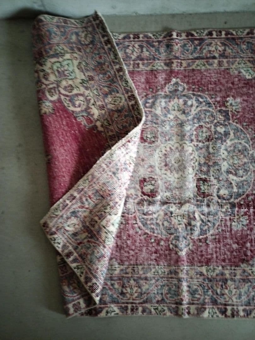 シャビーレッドとネイビーの端正なヴィンテージラグ　No.686