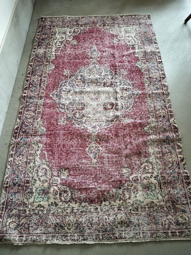 シャビーレッドとネイビーの端正なヴィンテージラグ　No.686