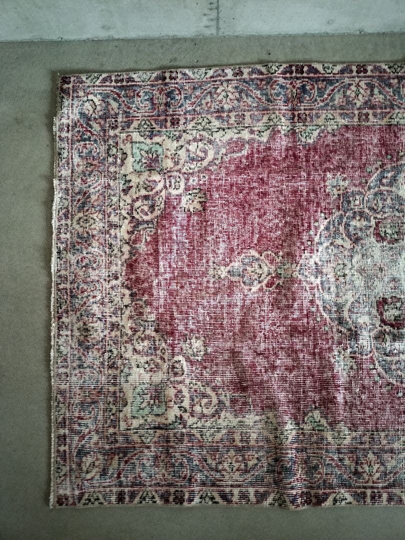 シャビーレッドとネイビーの端正なヴィンテージラグ　No.686