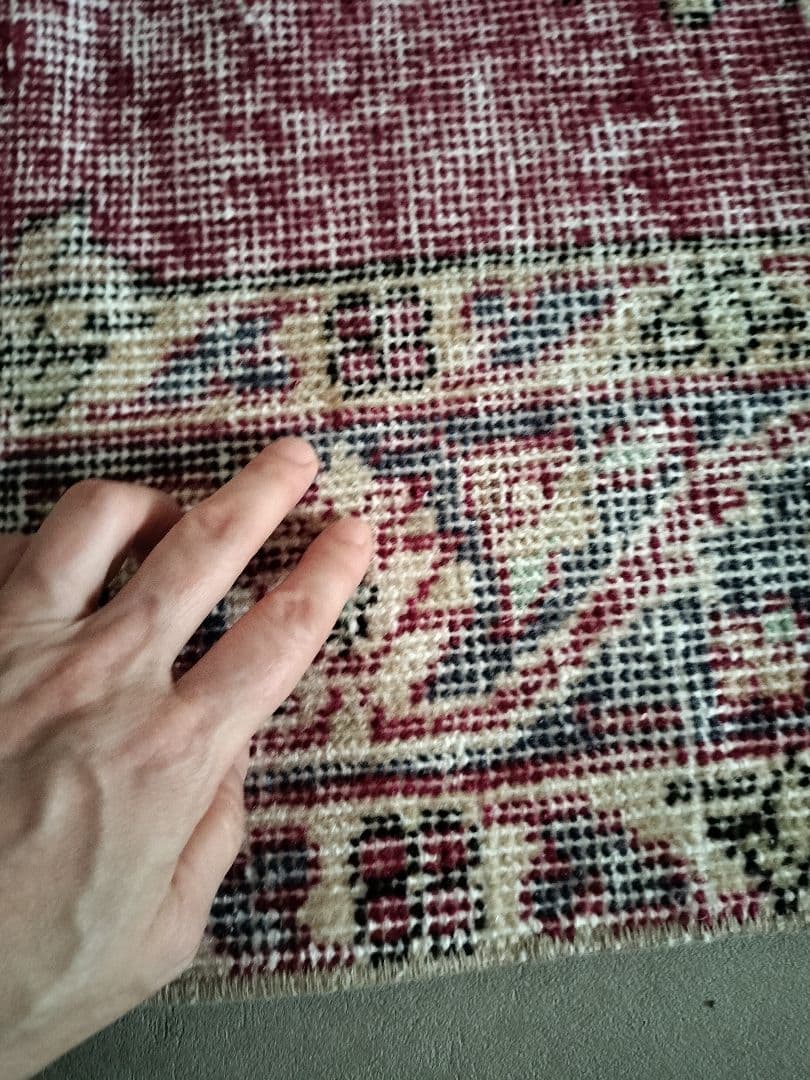 シャビーレッドとネイビーの端正なヴィンテージラグ　No.686