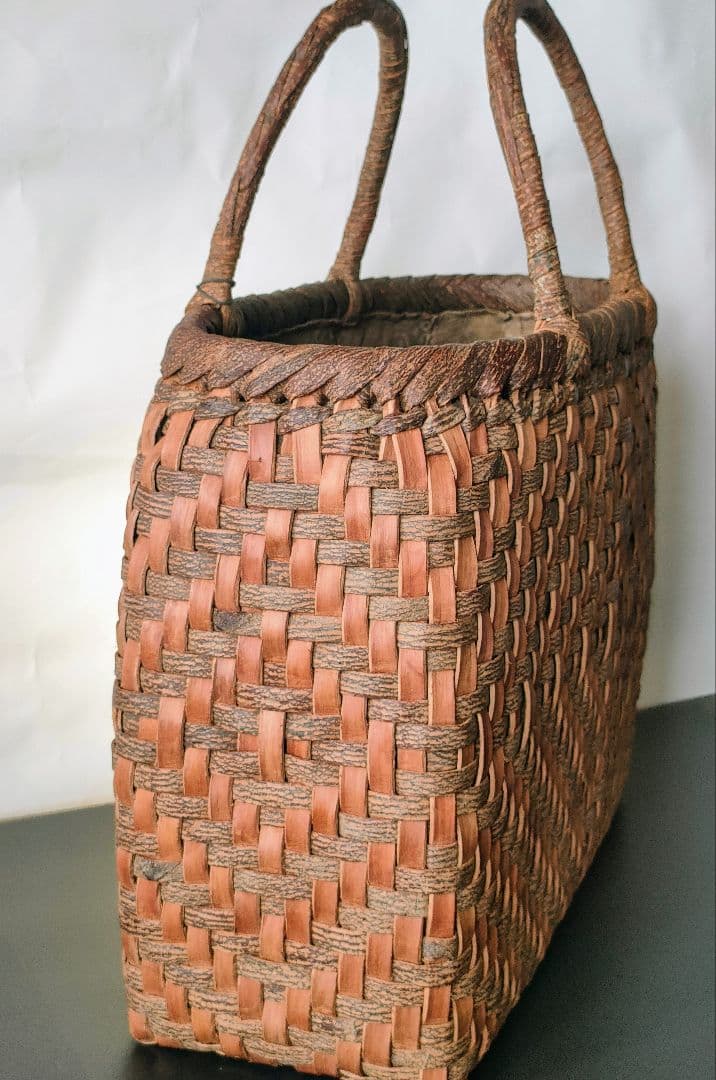 しの　希少天然素材 　沢胡桃かごバッグ　籠バック