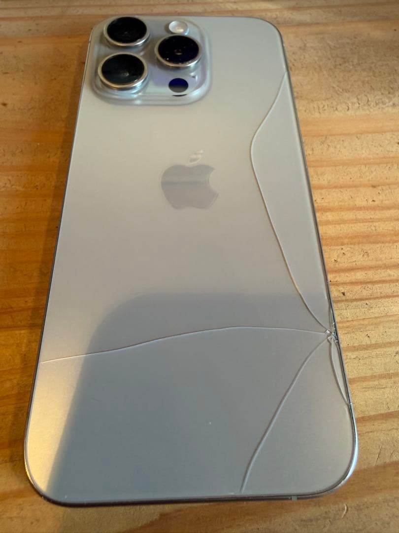 SIMフリー iPhone 15 Pro 512GB 背面割れ