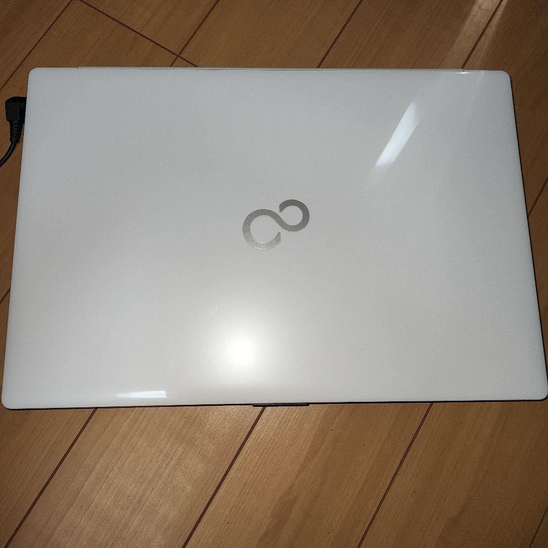 富士通 ホワイトノートPC メモリー:8GB　SSD容量:256GB