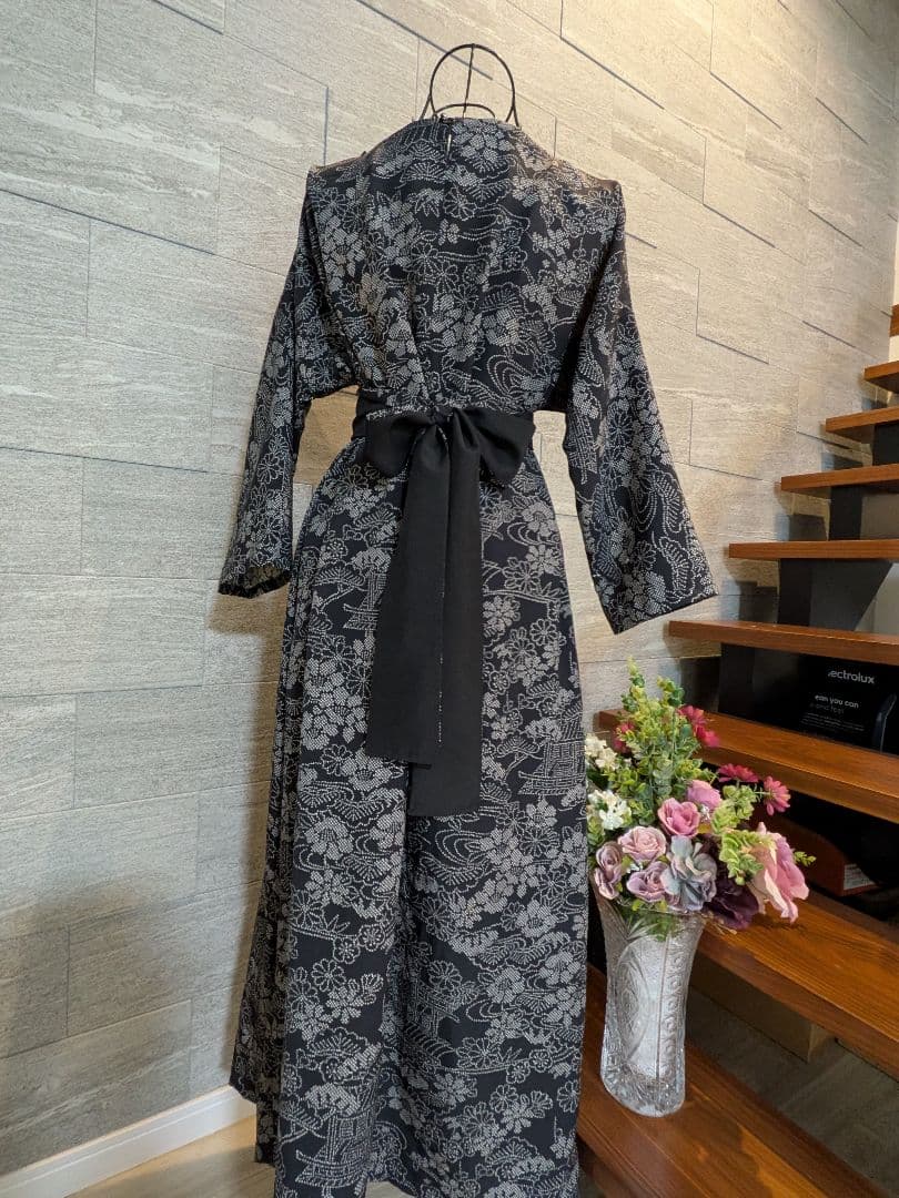 A262着物リメイク黒地正絹小紋Aラインワンピース★リボン・ブローチ