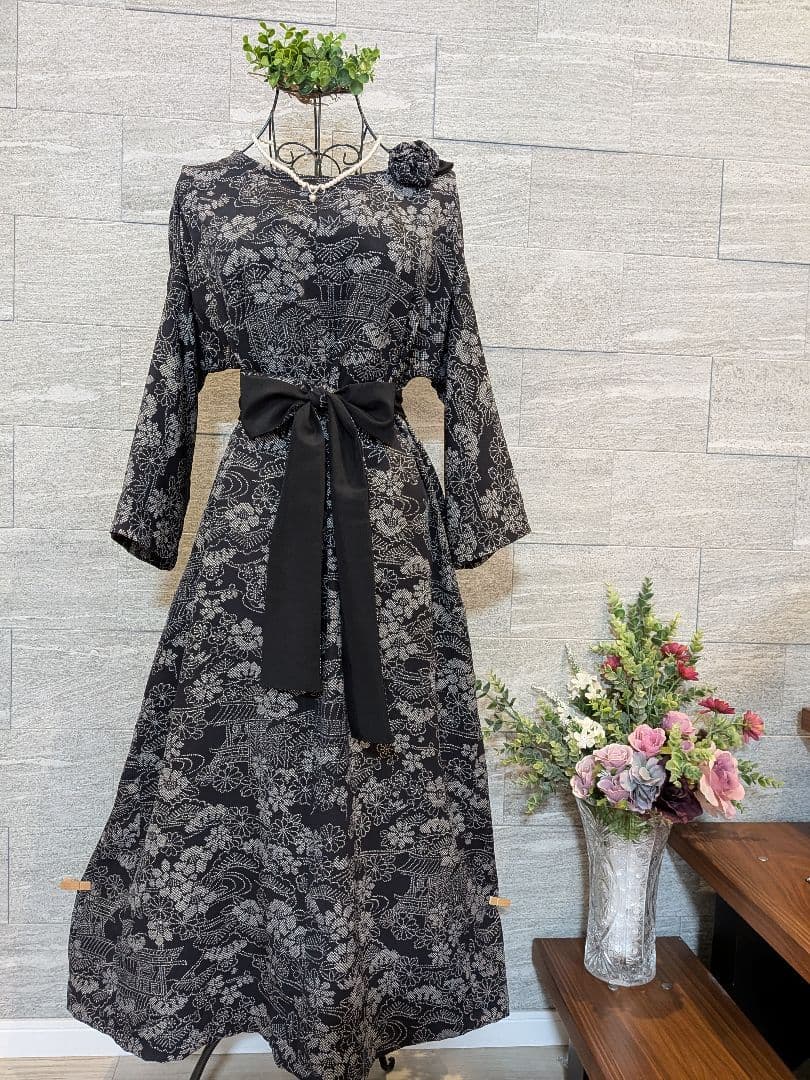 A262着物リメイク黒地正絹小紋Aラインワンピース★リボン・ブローチ