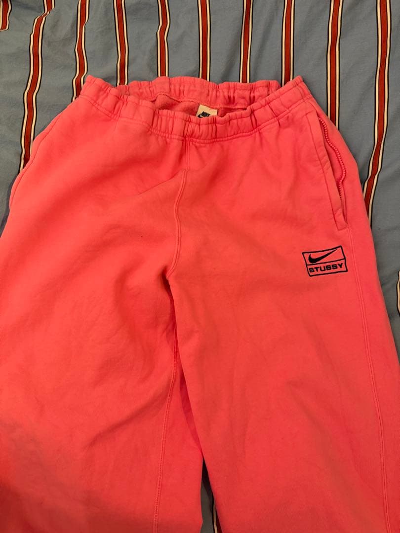 STUSSY NIKE ピンク スウェットパンツ