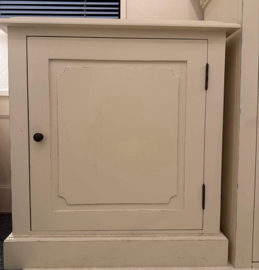 近隣無料配送！ホワイト ガラス扉付きキャビネット セット