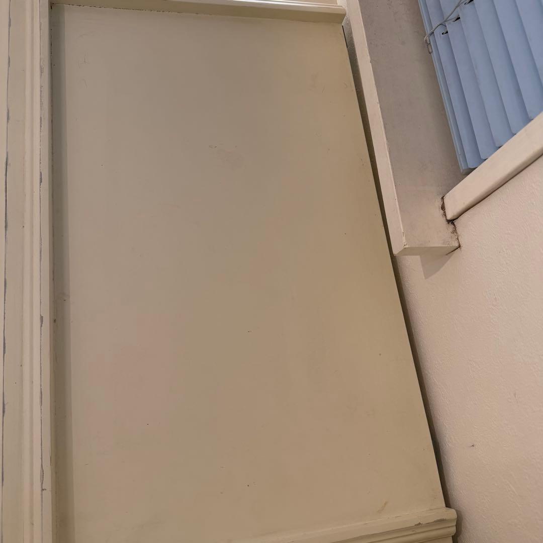 近隣無料配送！ホワイト ガラス扉付きキャビネット セット