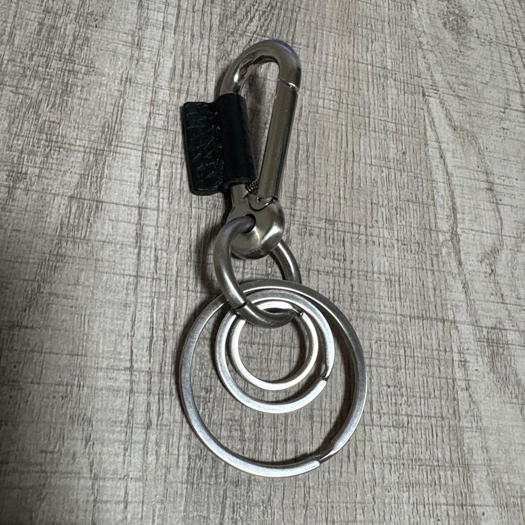 エンダースキーマ／カラビナキーリング1ブラックレザー