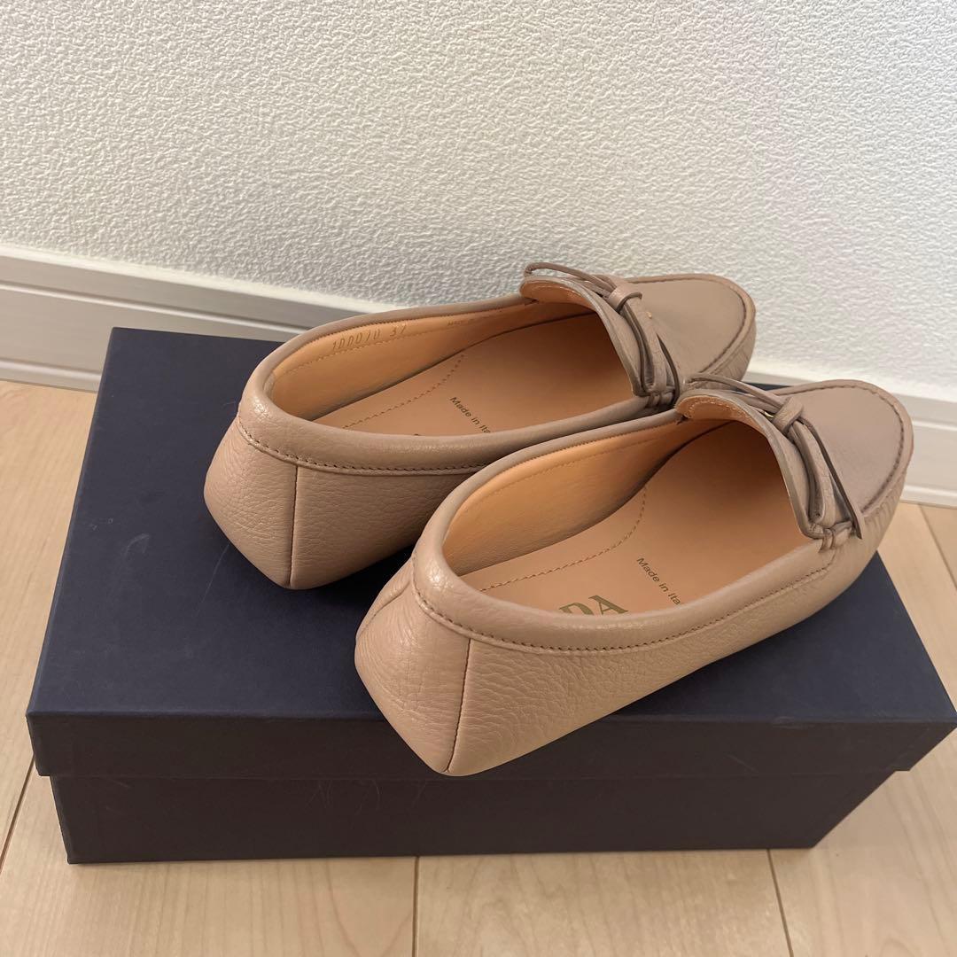 新品未使用　PRADA ベージュ ローファードライビングジュース　37