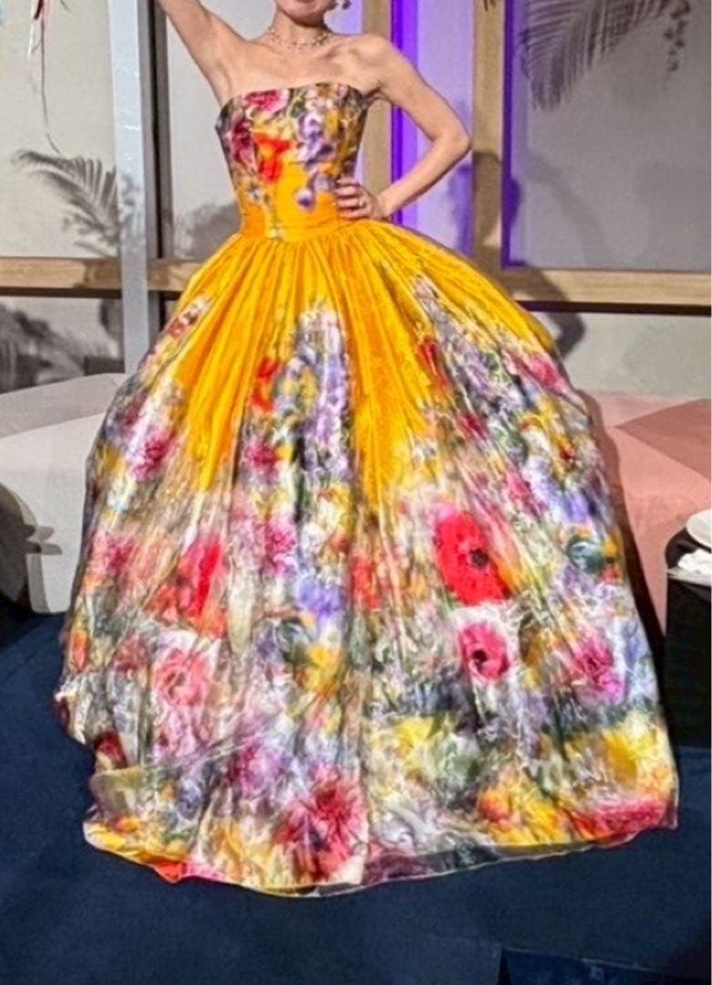 華やかフラワー柄カラードレス