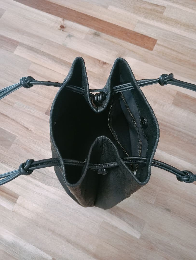 CLASKA ブラックレザーバッグ Sac de lacet