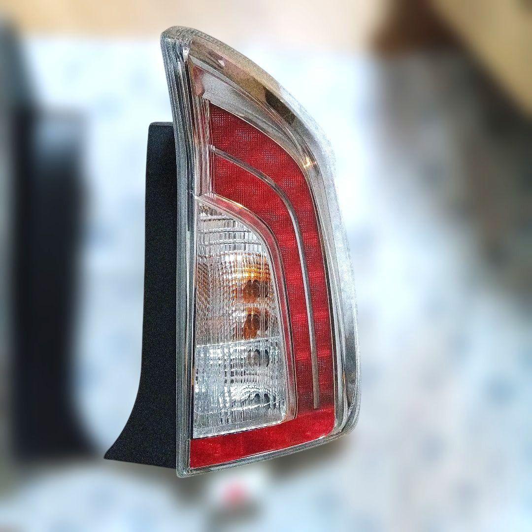 30プリウス後期　純正テールランプ左右セット　送料込み