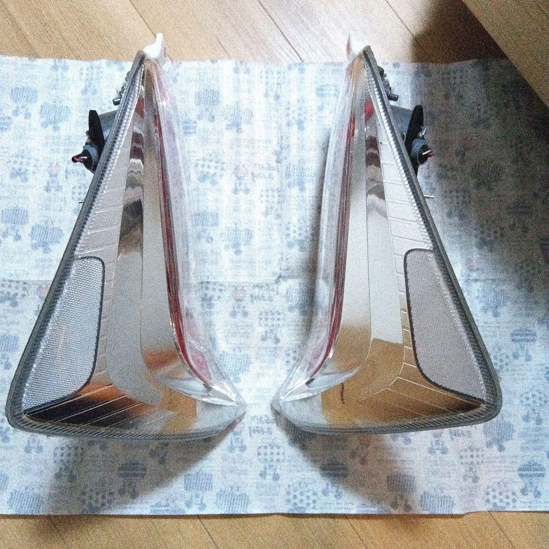 30プリウス後期　純正テールランプ左右セット　送料込み