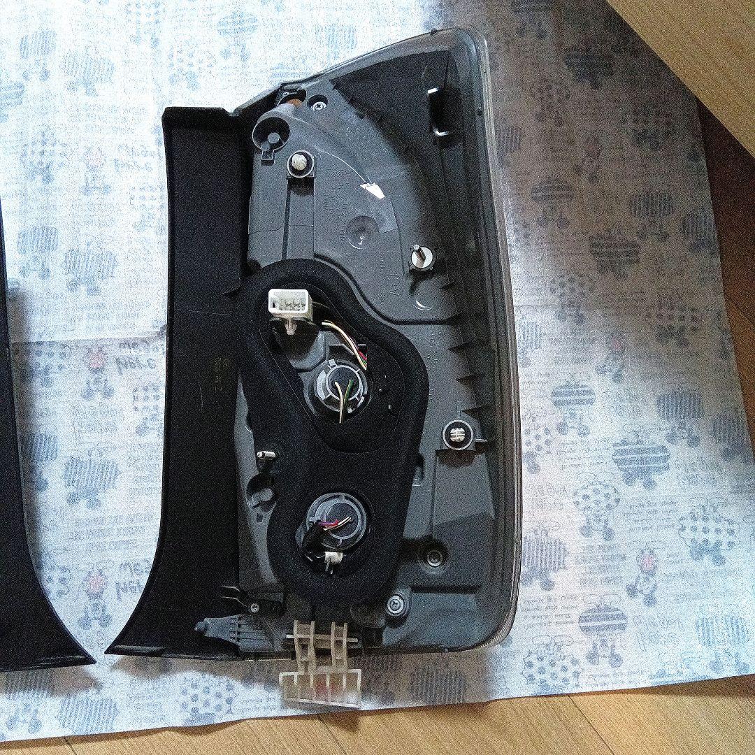 30プリウス後期　純正テールランプ左右セット　送料込み