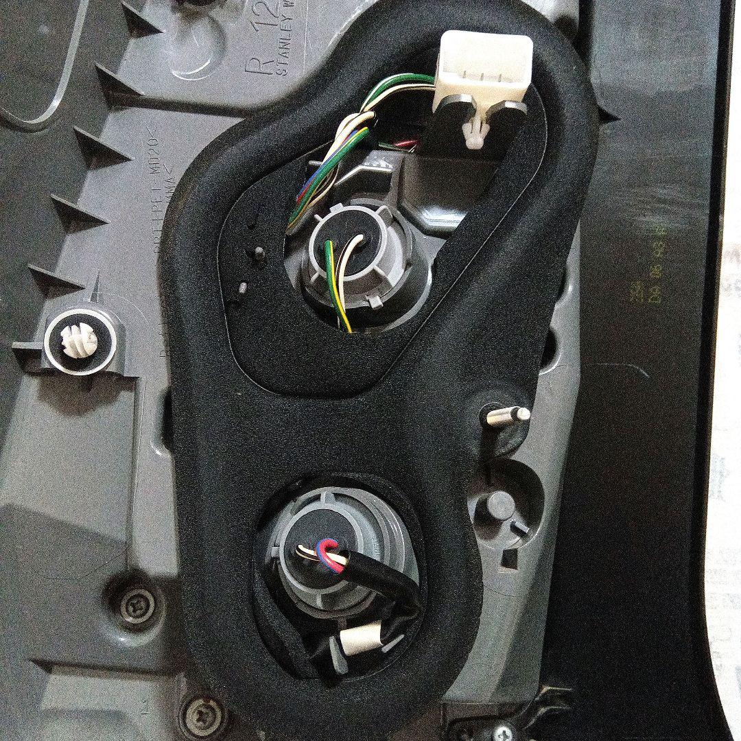 30プリウス後期　純正テールランプ左右セット　送料込み