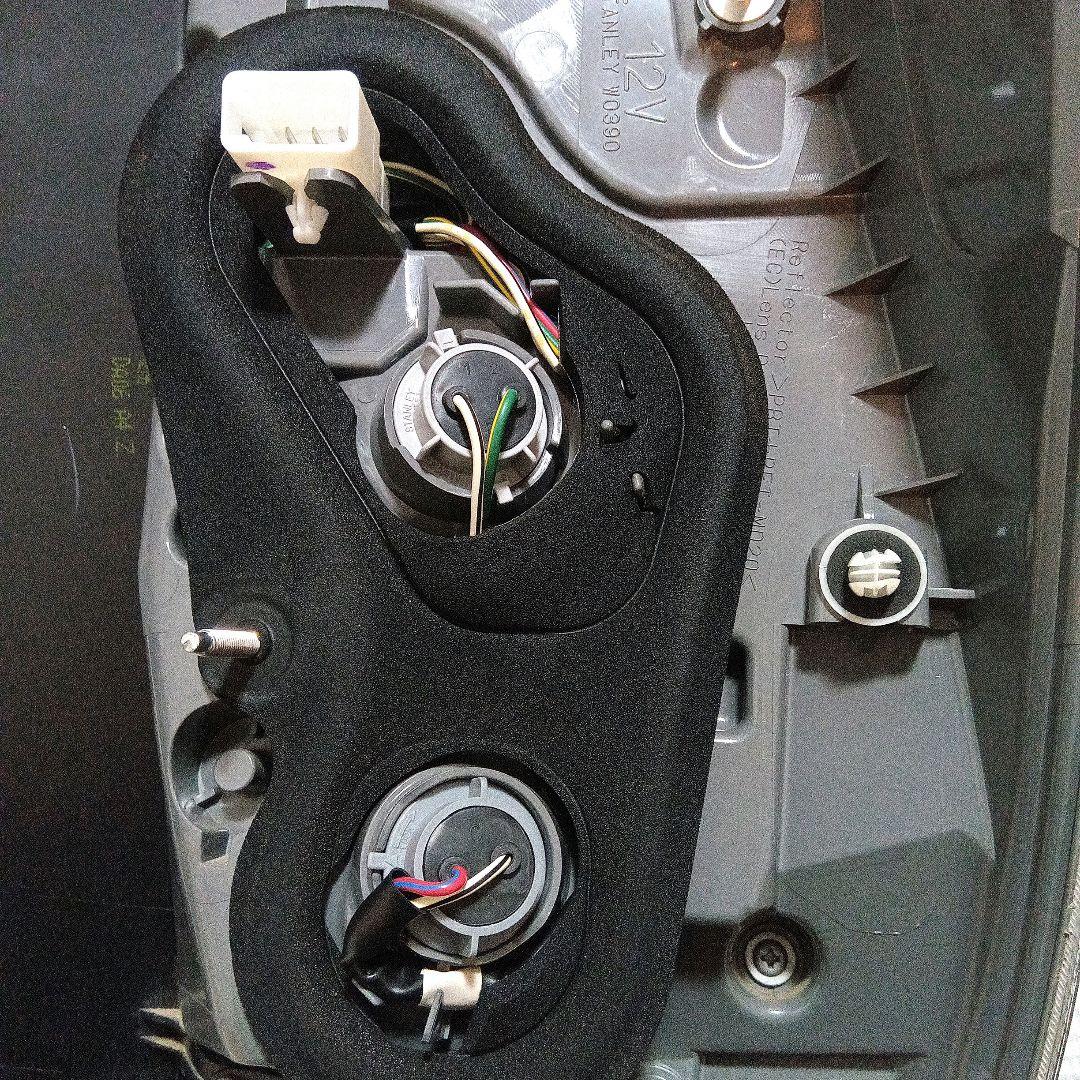 30プリウス後期　純正テールランプ左右セット　送料込み