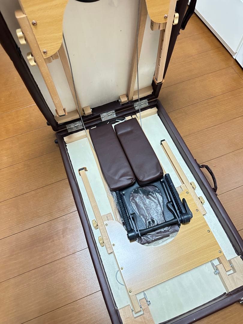 エステ　折りたたみ式施術ベッド