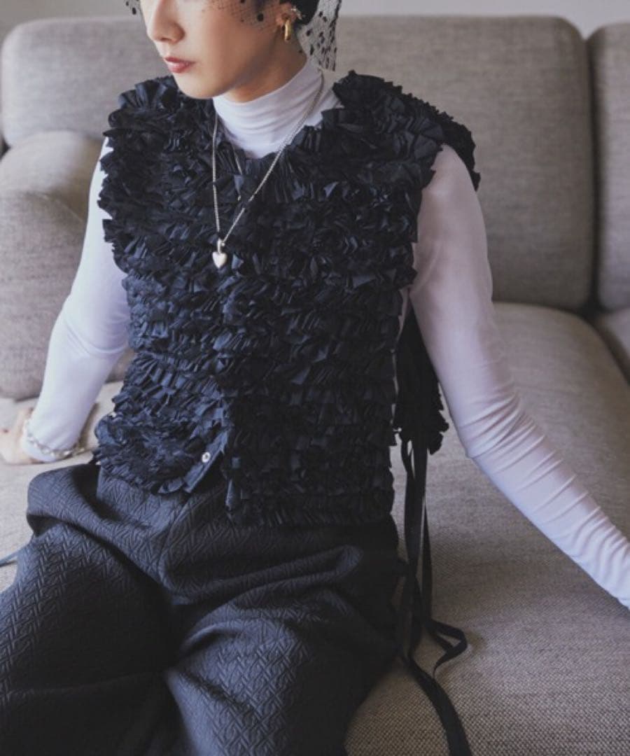 【本日限定価格】PERNA スクエアフリルベスト