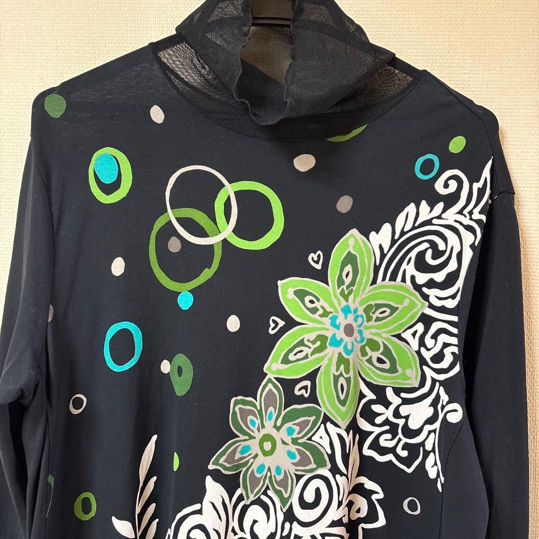 『美品』⭐️トクコプルミエヴォル⭐️黒地にシースルーハイネック素敵な花柄チュニック❣️