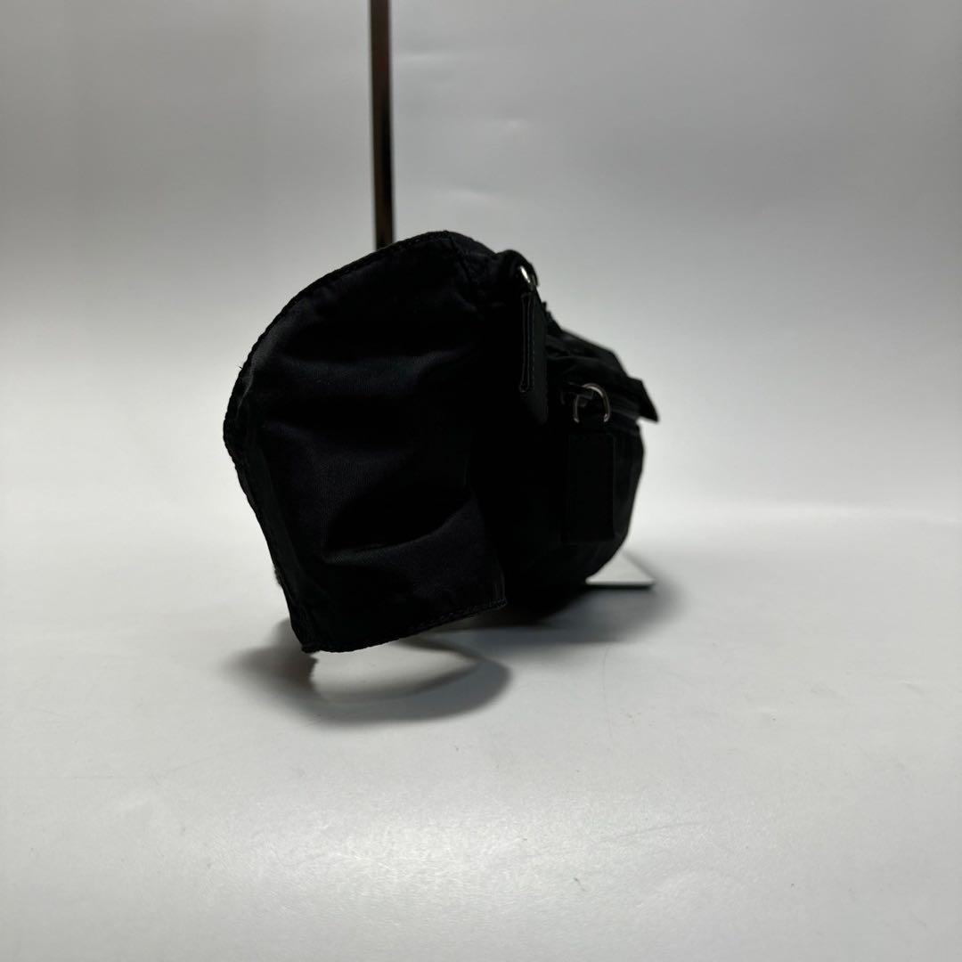 i81【極美品】プラダ　三角ロゴ　ナイロンブラック　ウエストポーチボディバッグ