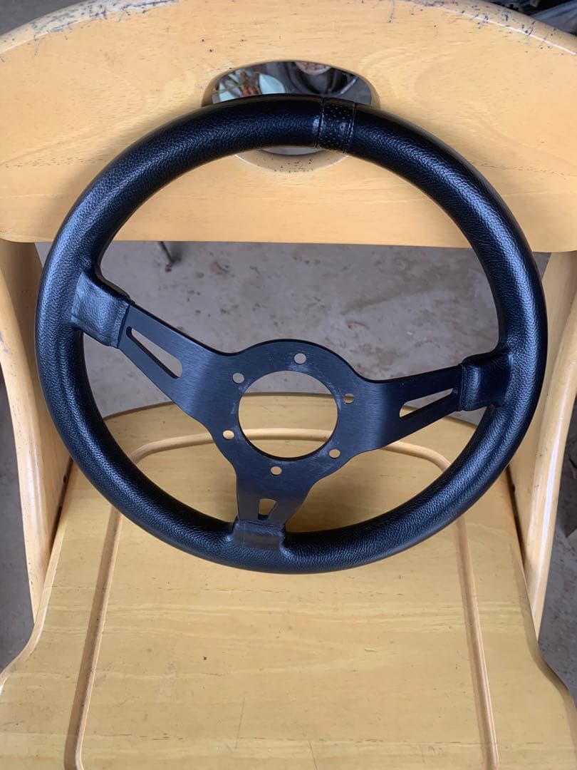 MOMO ステアリング 黒 6穴