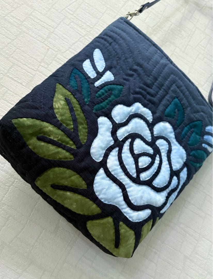 【ミーチャン】ハワイアンキルト　ショルダーバッグ　　バラ両面♡