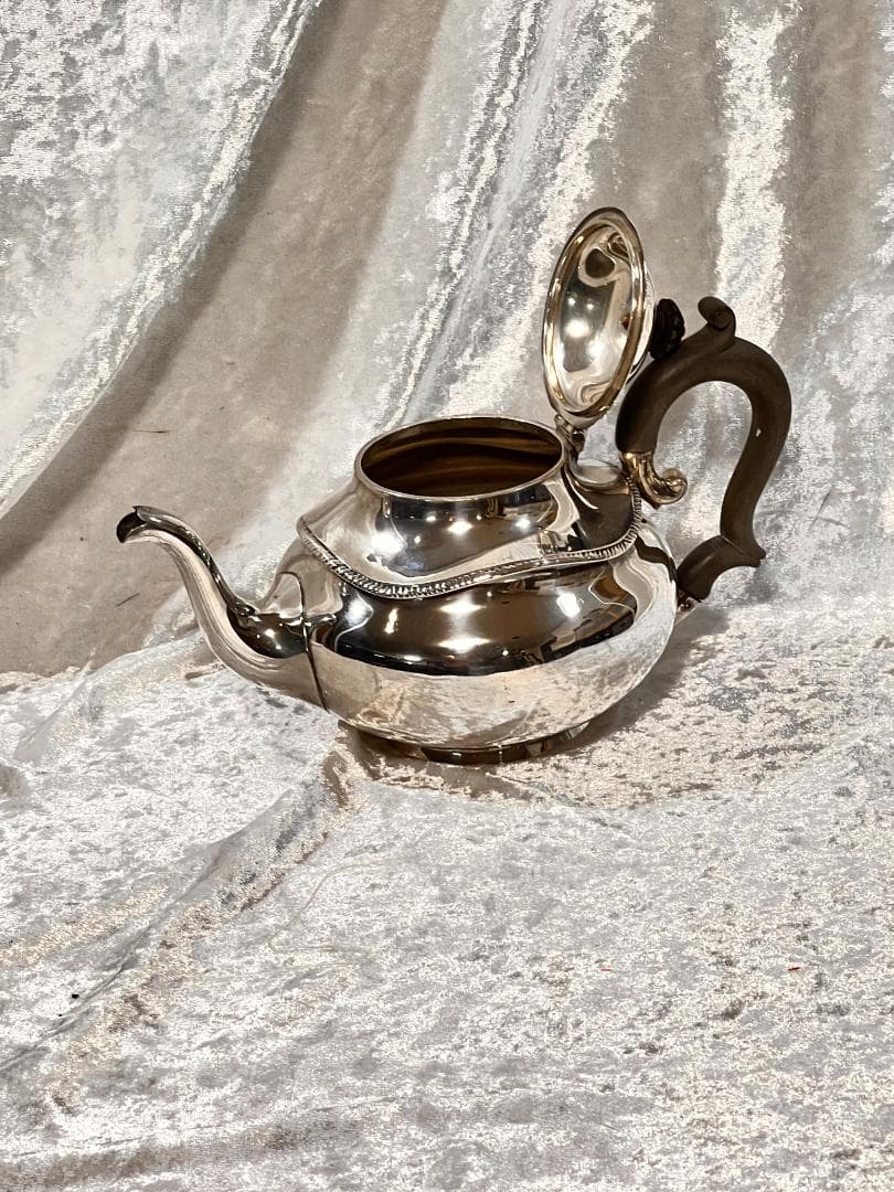 シルバーティーポット　刻印あり　1902年10月22日　製作1901年