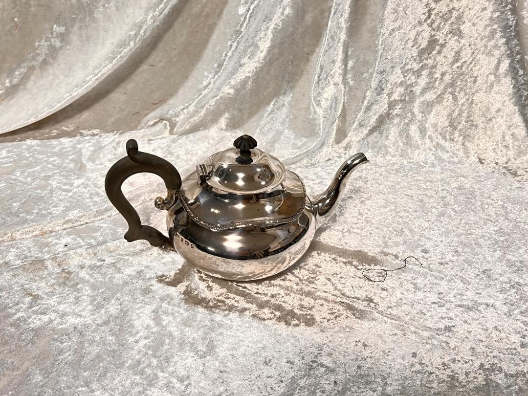 シルバーティーポット　刻印あり　1902年10月22日　製作1901年