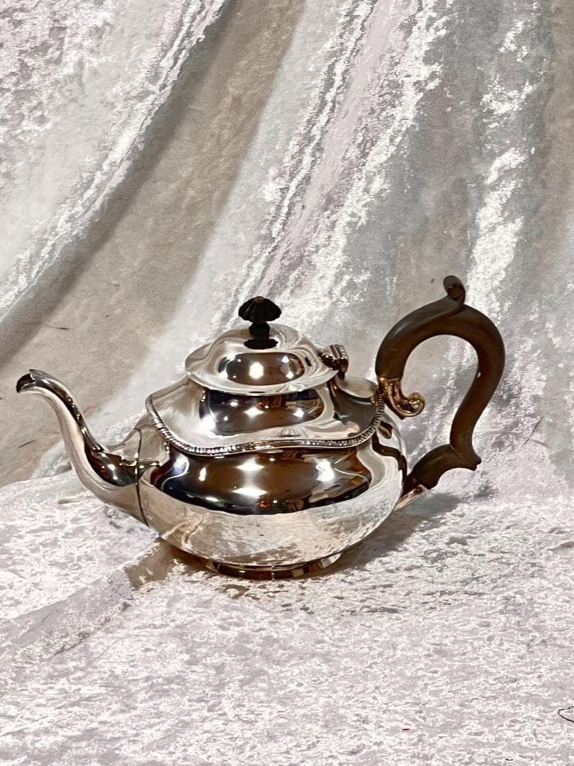 シルバーティーポット　刻印あり　1902年10月22日　製作1901年