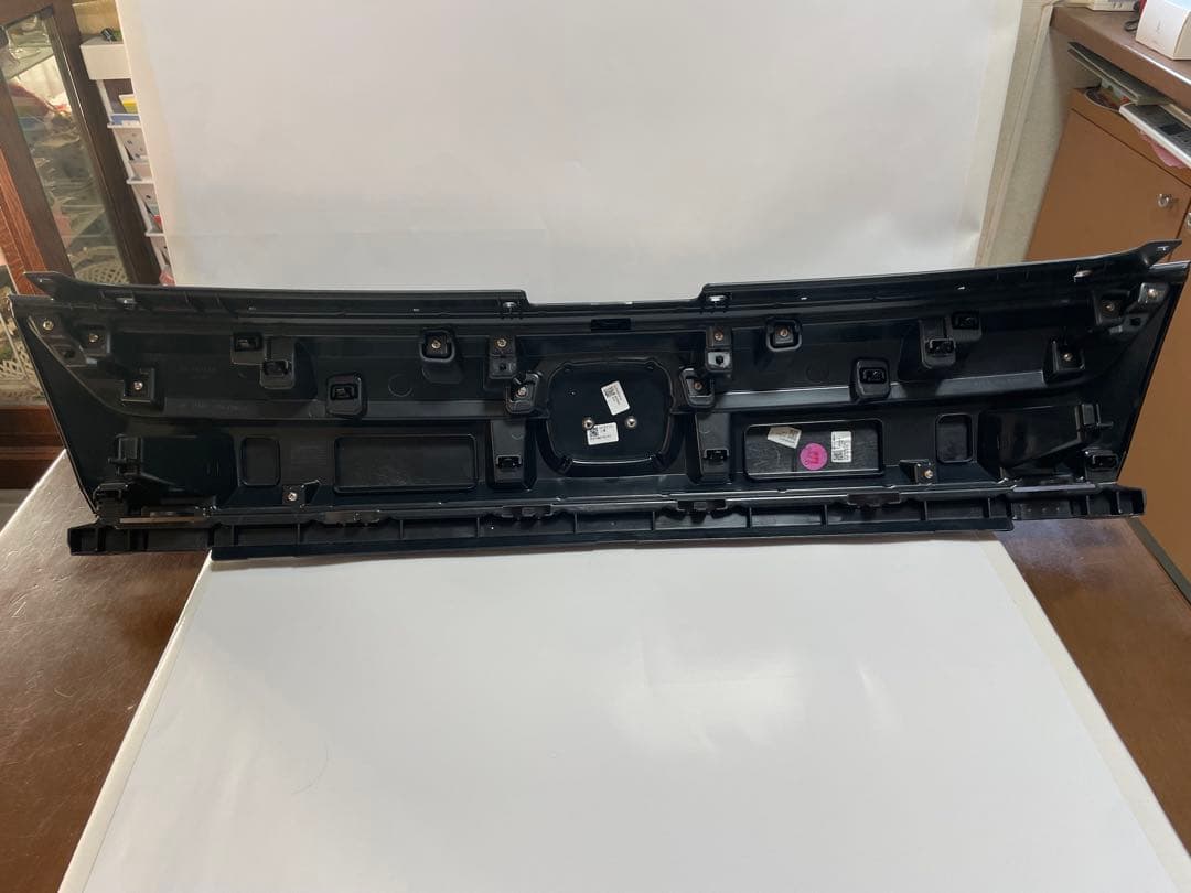 プレル　新型フリードのフロントグリル、ブラックエンブレムの一括販売