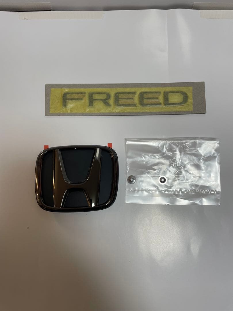 プレル　新型フリードのフロントグリル、ブラックエンブレムの一括販売