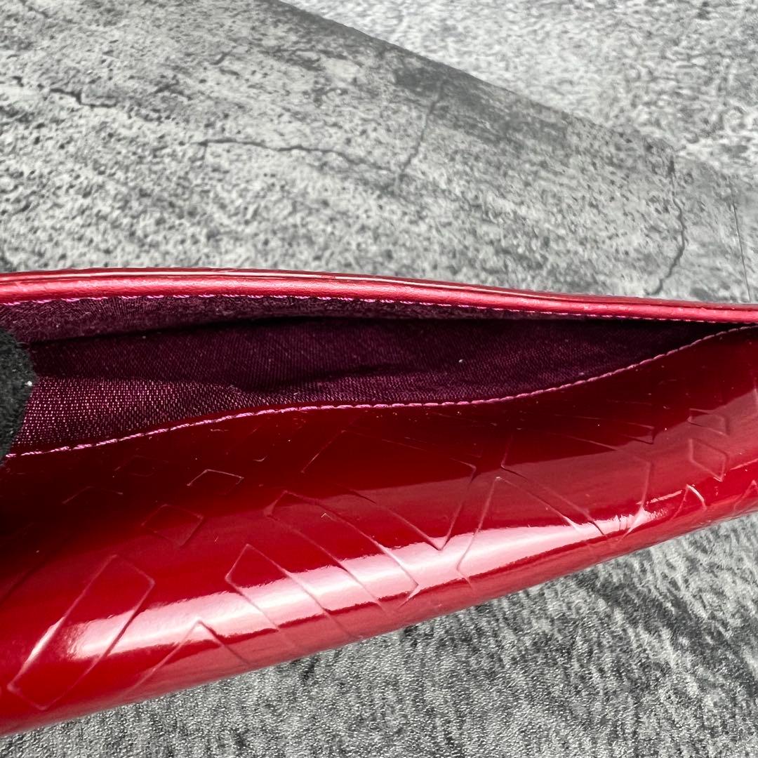 BURBERRY パテントレザー 型押し 二つ折り長財布 レッド