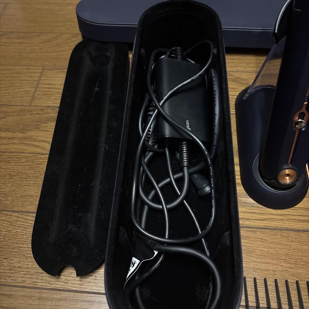Dyson ストレートヘアアイロン 本体と付属品