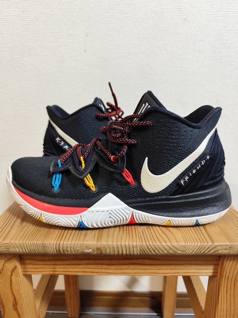 ま*る様 Nike Kyrie 5 Freinds ナイキ　カイリー5　フレンズ