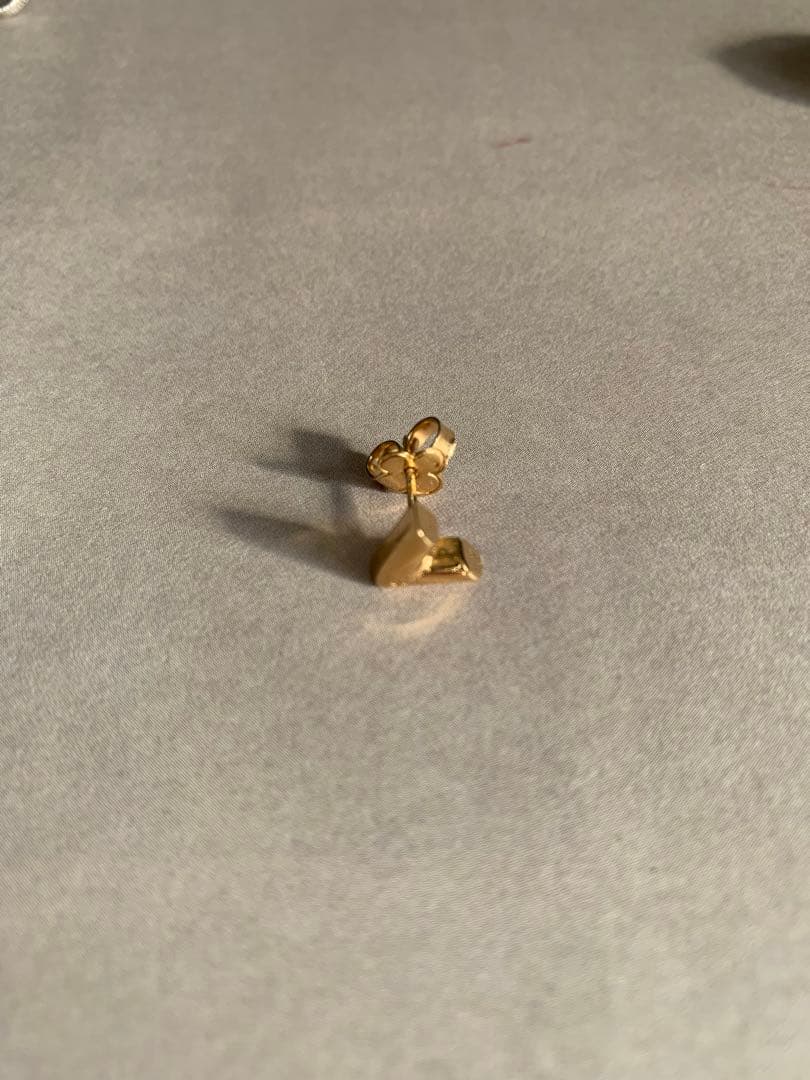 LOUIS VUITTON エッセンシャルVピアス〈片耳のみ〉 ゴールド