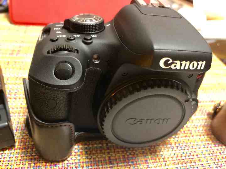 【新品同様】Canon EOS kiss X8i 本体(ボトムケース× 2付き)